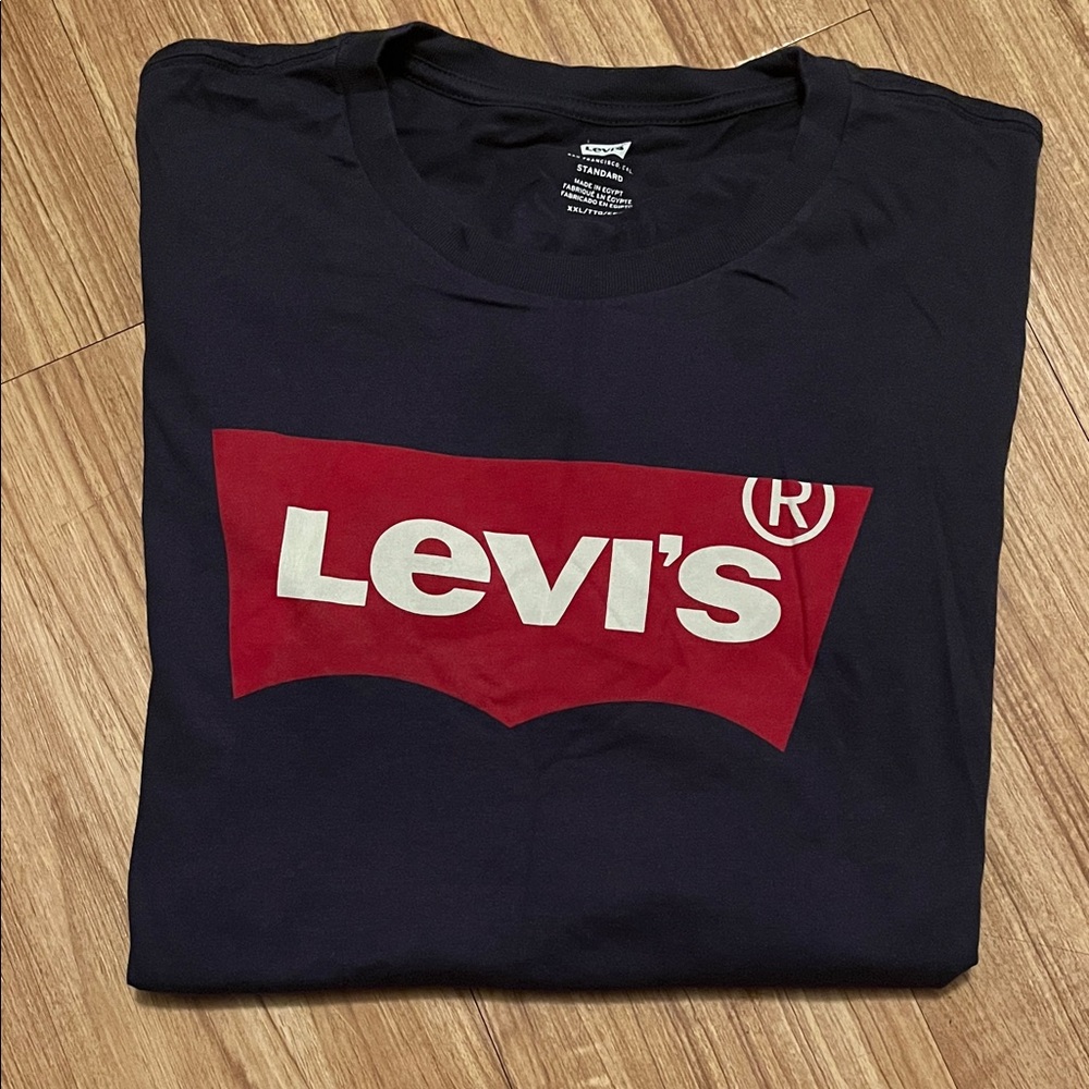 Levi's Men's Red and Navy Tee, Size XXL- Great Condition!!